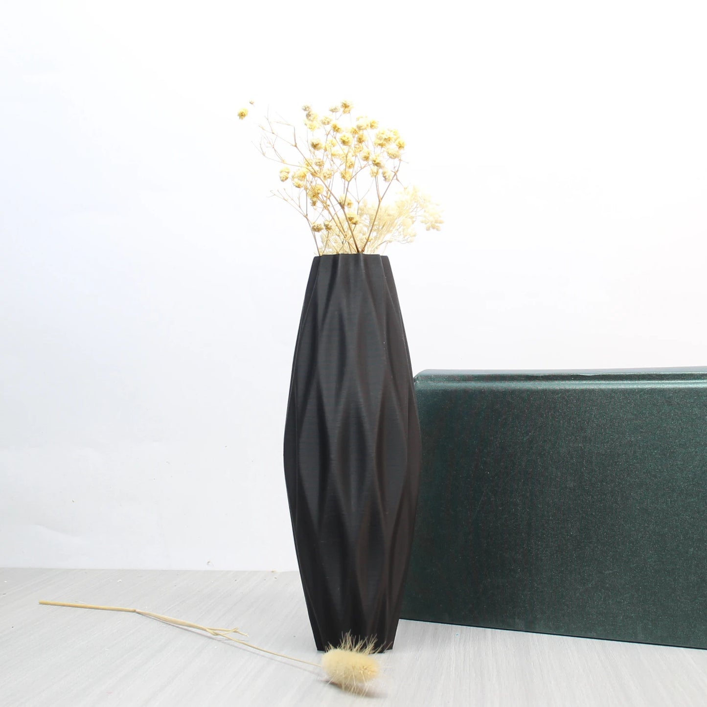 A piece of art dry vase, home décor ornament vase, elegant line vase, bohemian vase, office decoration vase