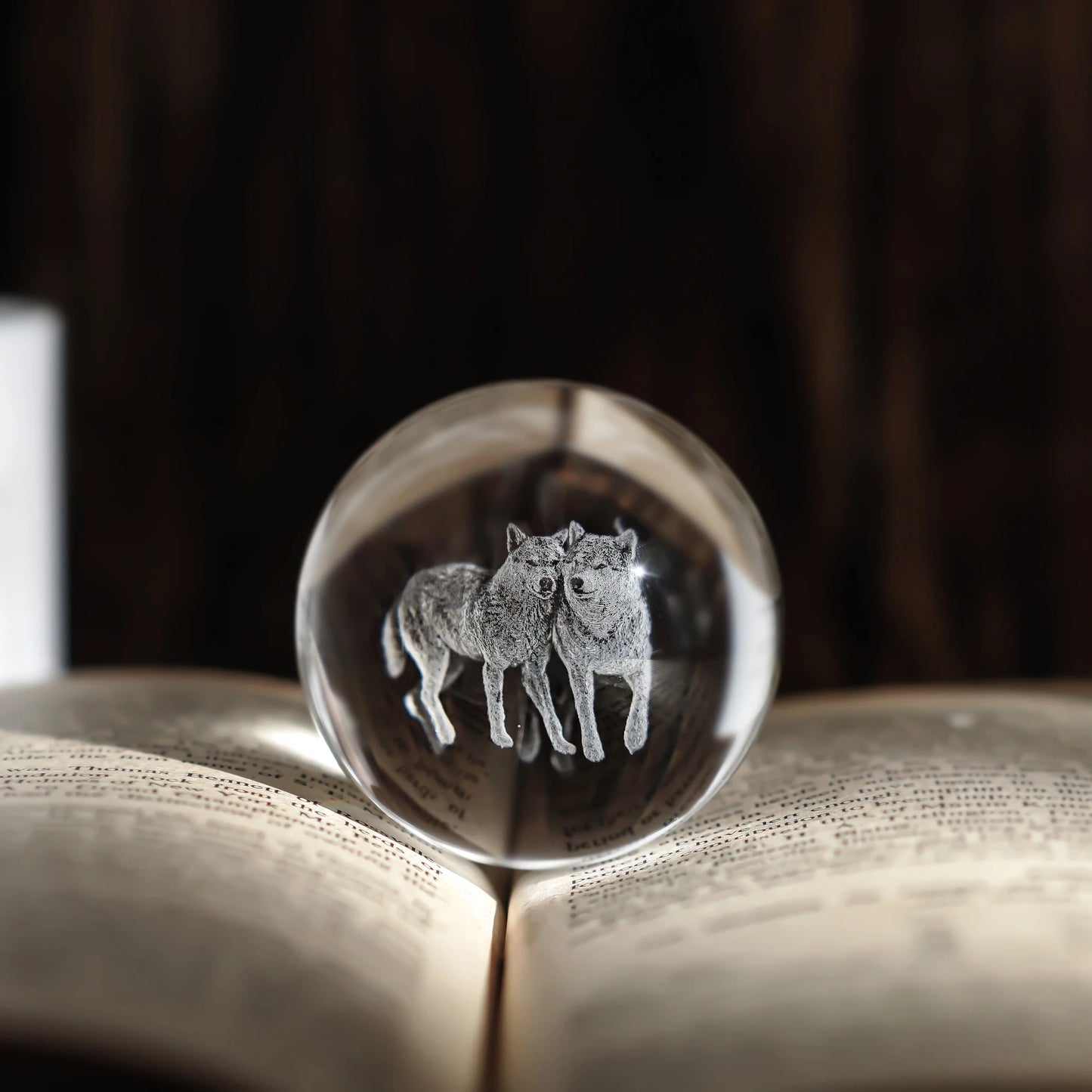 H&D 60mm Wolf Statue Crystal Decor Ball with Stand 3D Glass Laser Engraved Wolf Gift for Wolf Lovers, Home Office Paperweight