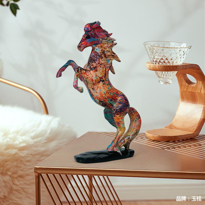 Farverig graffiti hest harpiks håndværk husdekoration stue dekoration veranda vin kabinet dekoration og ornamenter