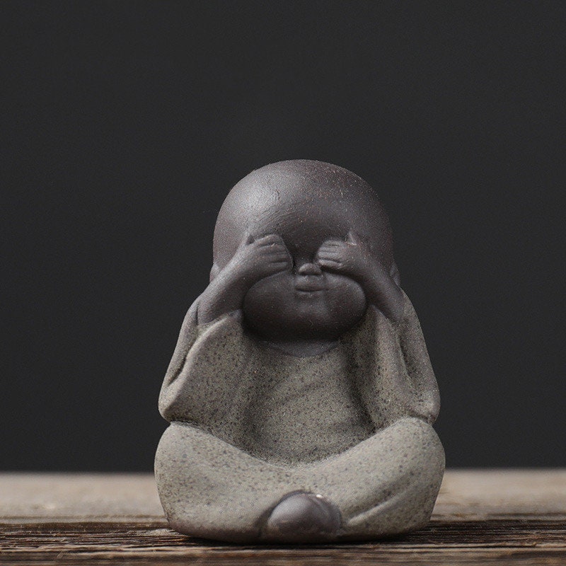 Quatre petits moines font du thé aux animaux de compagnie