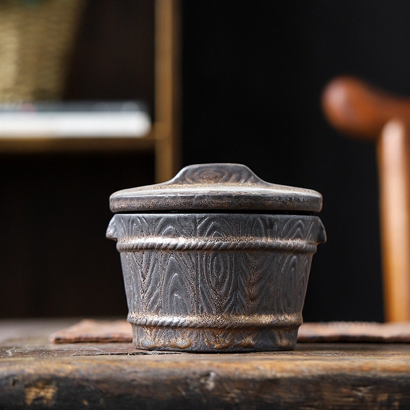 علب المطبخ باللون البني