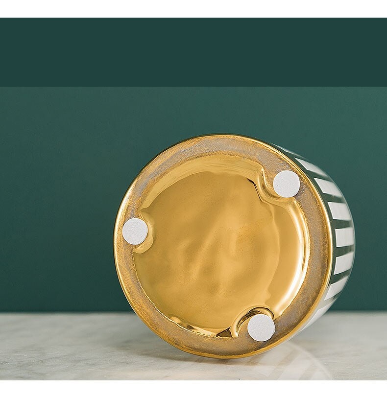 Masa merkezinde vazo dekoratif süslemeleri çiçek aranjmanı