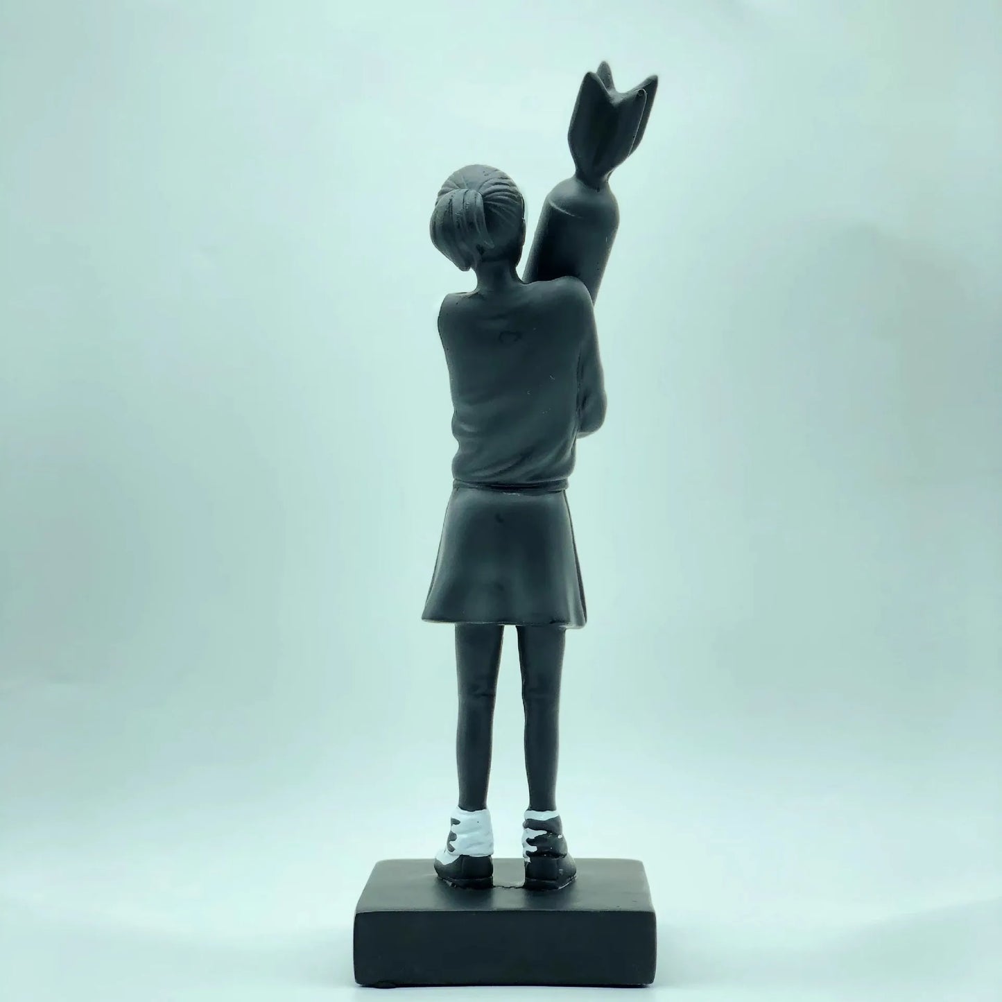 New Personalised Hugging Bomb Girl Resin Statue Home Decoration Banksy Nordic Desk Sculpture Figurines Living Room Decor Gift
