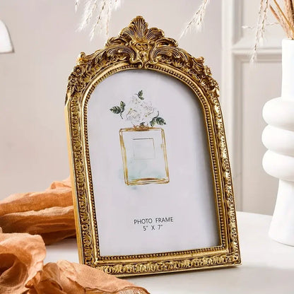 European Retro Gold Arched Carved Picture Frame Elegant Room Decoration Gold Wall Mounted Picture Frame Desktop Decoration