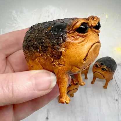 Frog Figurine for Bedroom Decor Rain Frog Decoration Funny Rain Frog Decor Toad Figurine for Office Desktop Ornament Resin Craft