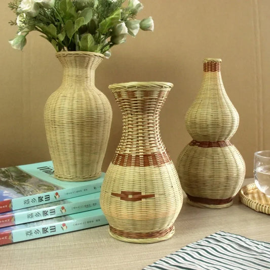 Handgefertigte, aus Bambus gewebte Vase, minimalistische Heimdekoration, Vase im Retro-Stil, Blumenarrangement und Simulationsblumenpräsentation