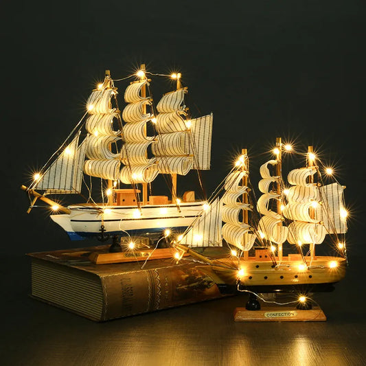 Piratenschiff Segelbootmodell Kleine Holzbootdekoration aus Holz Kuchenornamente Fischerboot Heimtischdekoration LED 16–20 cm