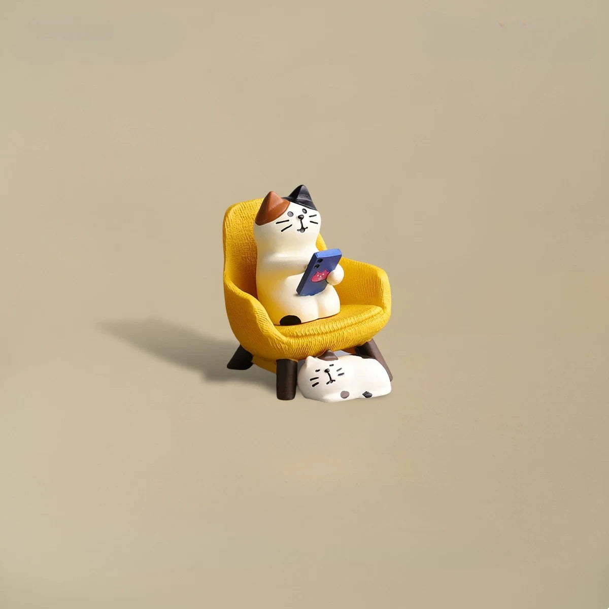 Cartoon Cat Frog Bear Yellow Chair Computer Office Model Mini Action Figures Resin Home Decor Accessories Desktop Figurine Toys