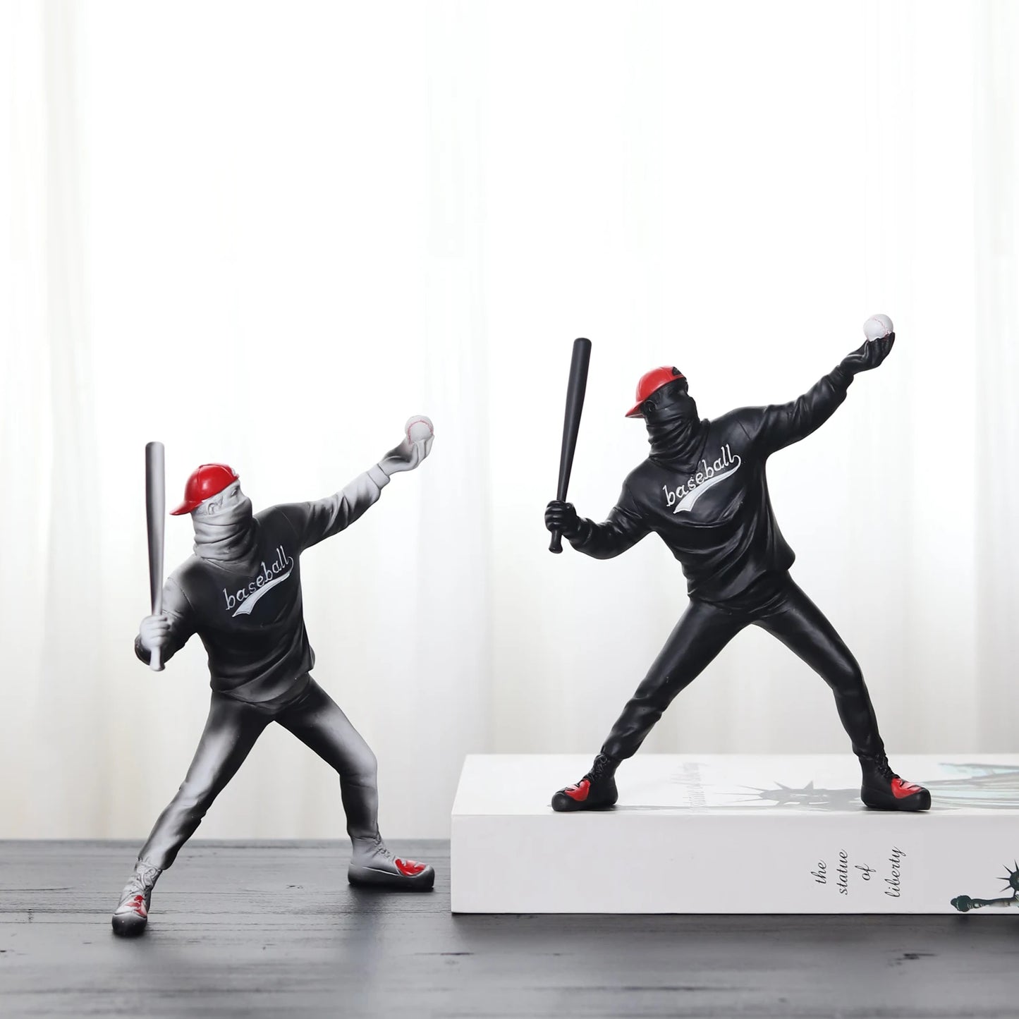 Moderne Kunst-Harz-Banksy-Baseball-Statue, Dekoration, Zubehör, Ornamente, Sammlerstücke, dekorative Kunst für Büro und Zuhause
