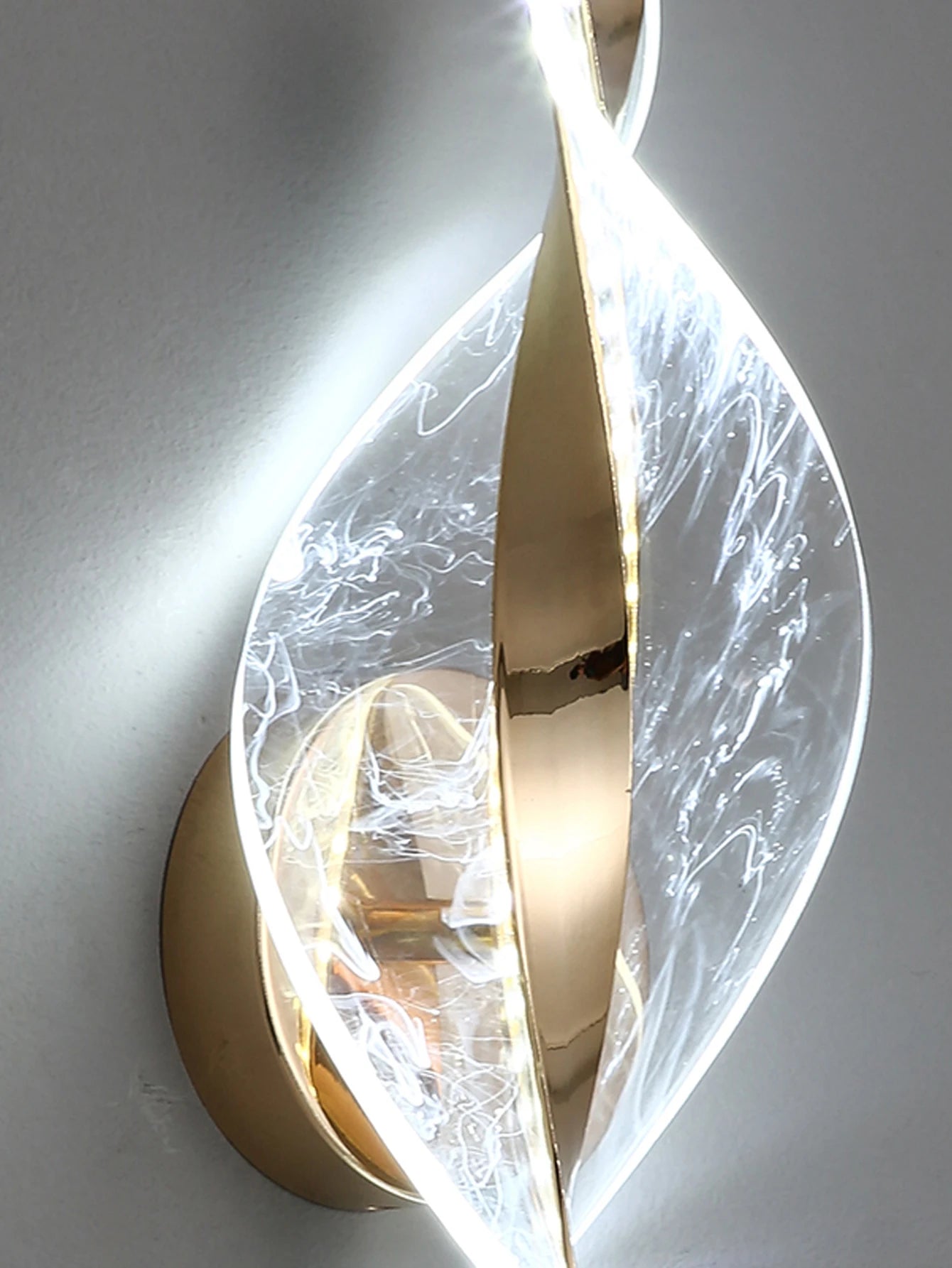 1pc/2pc modern gold/black LED acrylic wall sconce for lustre living room back wall, bedroom bedside home decor lighting.