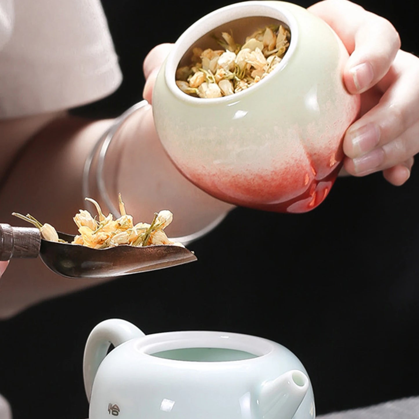 Creative design small portable ceramic peach tea canister: high quality sealing, can keep fresh for puerh tea.