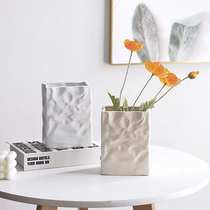 Einfache cremefarbene Imitations-Papiertüte, plissierte Keramikvase, Hydrokultur-Vase, Heimdekoration, Raumdekoration, einfach