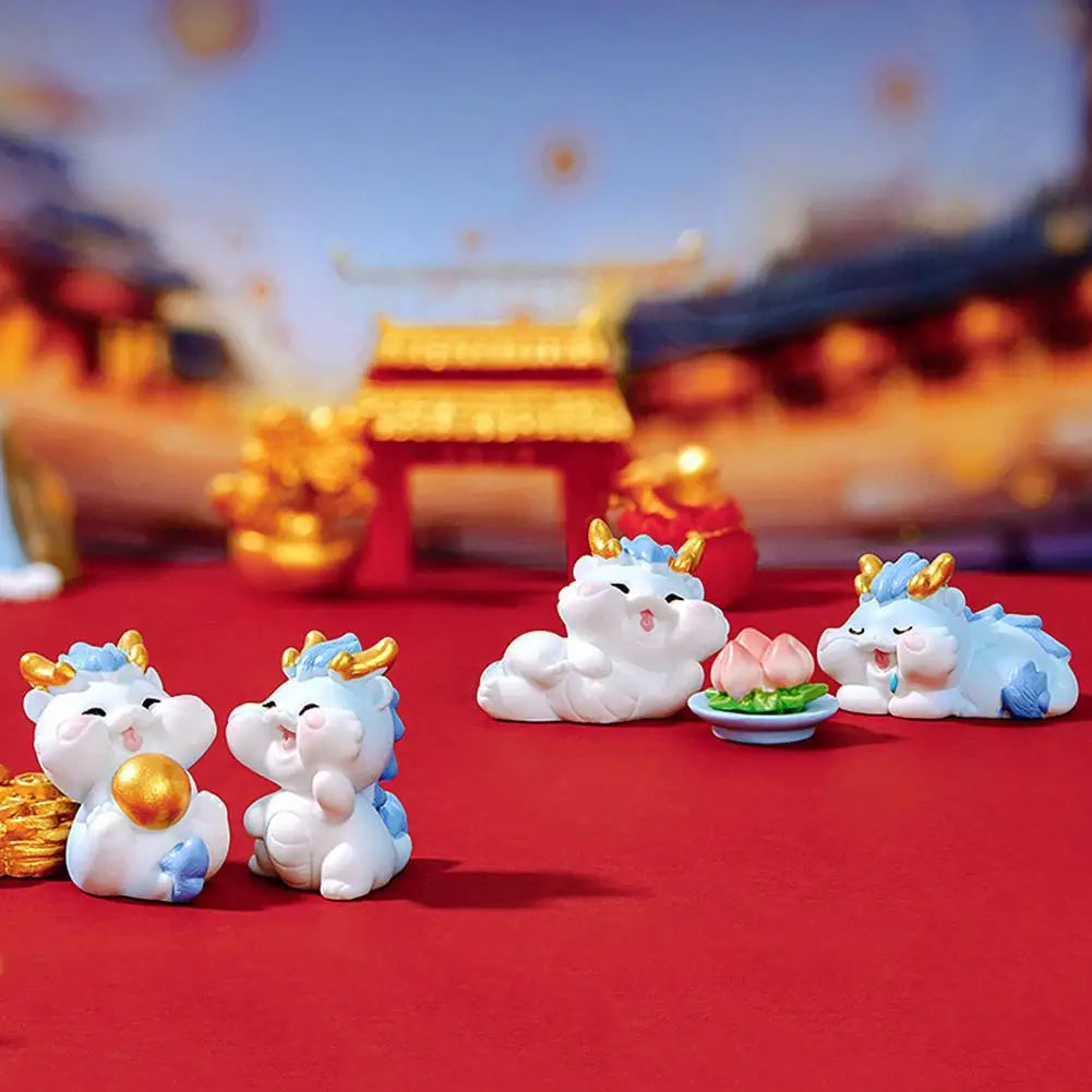 2024 chinesische Neujahrsgeschenke Figuren Miniatur Cartoon Drache Kawaii Ornamente für Auto Armaturenbrett Büro Tisch Schreibtisch