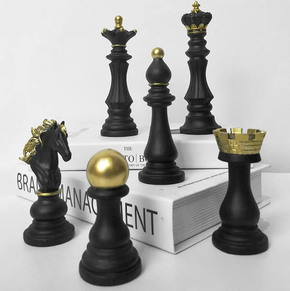 Statue créative noire et blanche d'échecs, pièce de décoration rétro en résine, figurines d'échecs, ornement de bureau et de maison, cadeaux de décoration d'échecs