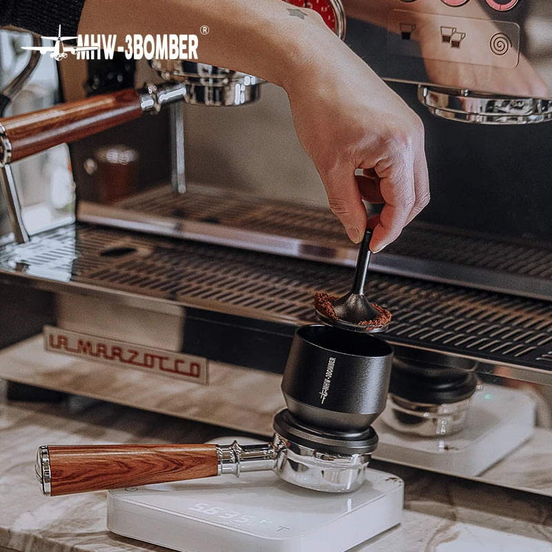 MHW-3BOMBER Espresso-Dosiertrichter mit Rührer, Edelstahl-Kaffeedosierbecher, passend für 58-mm-Siebträger, Heim-Barista-Zubehör