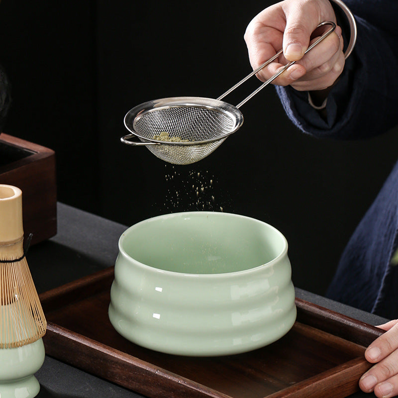 竹の泡立て器でセットされた抹茶