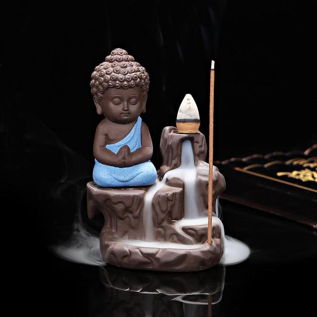 Buda queimador de incenso em cascata de fumaça