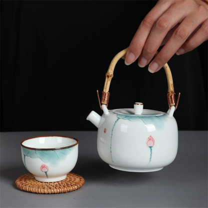 Teekanne mit Bambusgriff