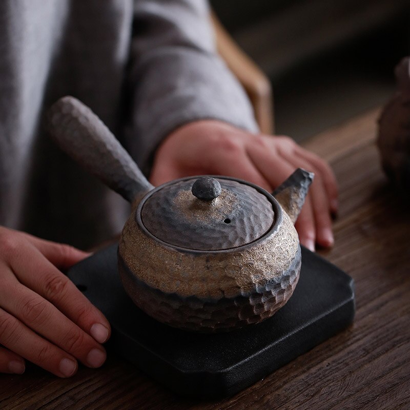 Japansk keramisk kyusu teapot vann