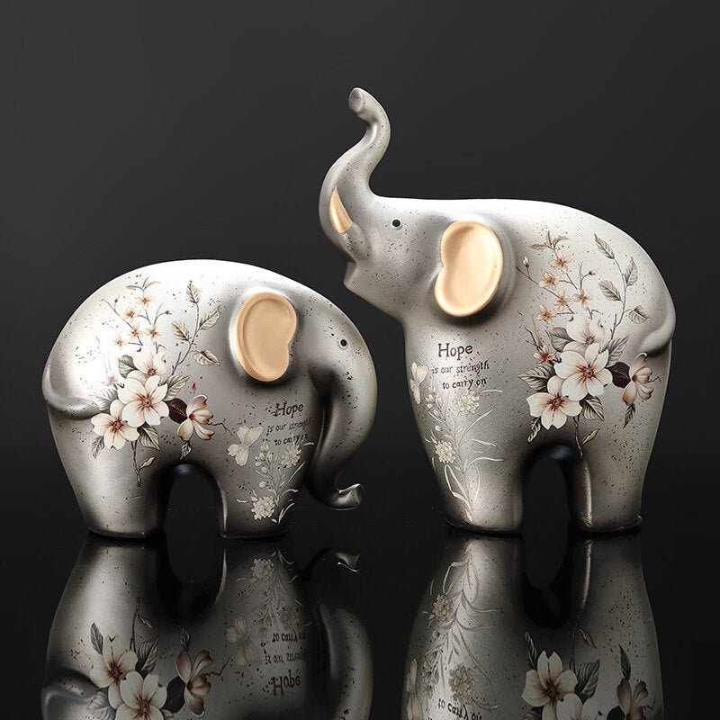 Творческие украшения слона. Семья из трех четырех счастливых боковых комнат гостиная телевизионная шкафа