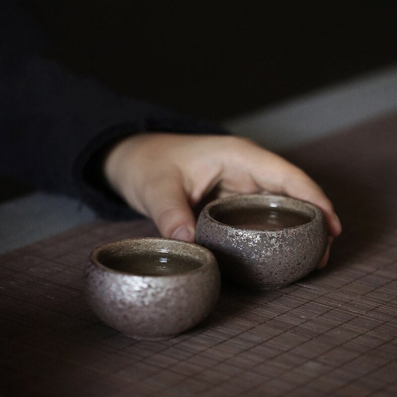 إبريق شاي من السيراميك المطلي بالصدأ مع 2 فناجين شاي وحامل شاي صيني ومجموعة شاي يابانية