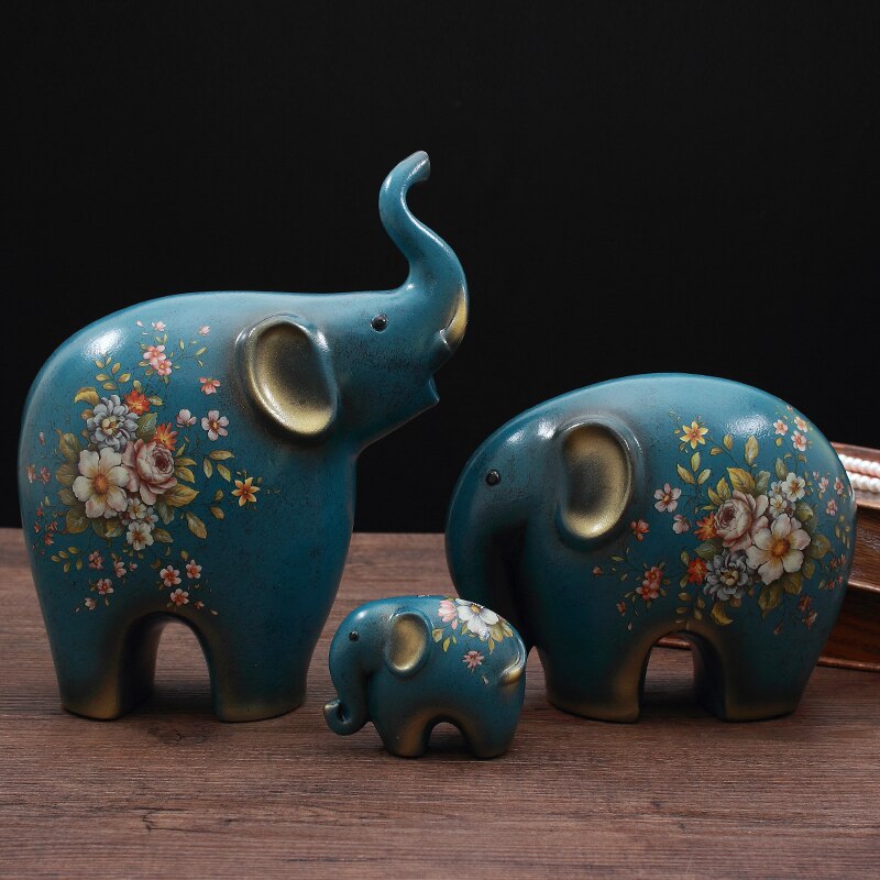 Творческие украшения слона. Семья из трех четырех счастливых боковых комнат гостиная телевизионная шкафа