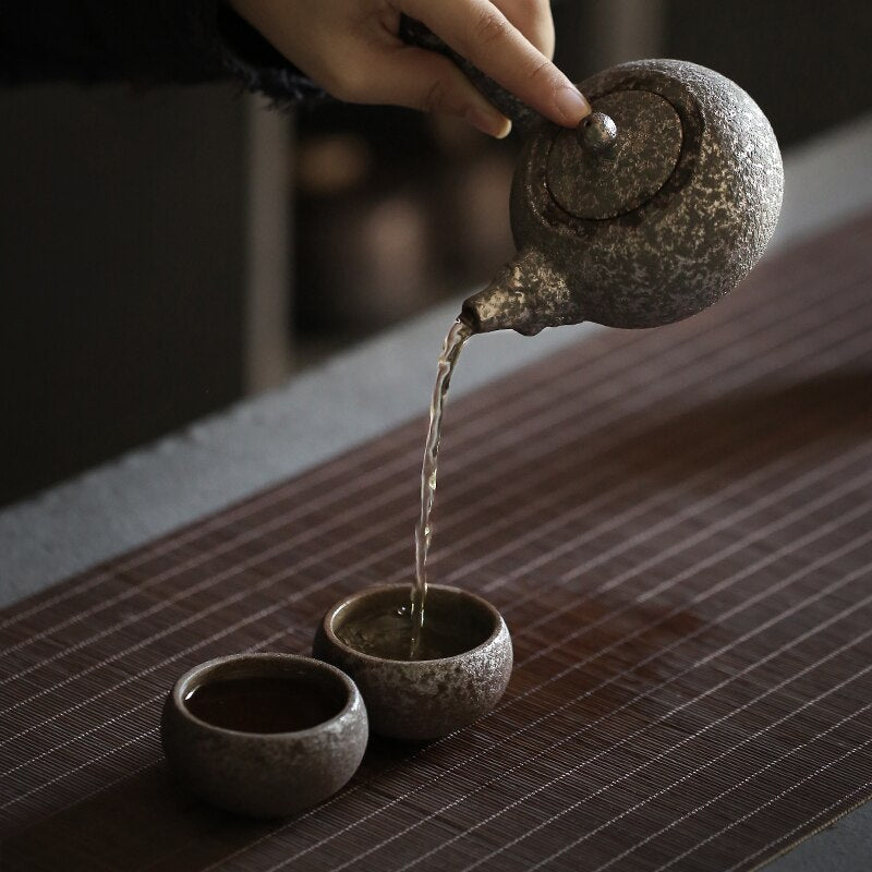 קומקום קרמיקה מזוגג עם חלודה עם 2 כוסות תה ומחזיק סניט