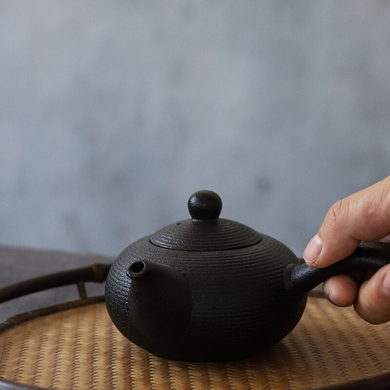 Schwarze Kyusu-Teekannen aus Keramik, handgefertigte chinesische Teekanne, 165 ml
