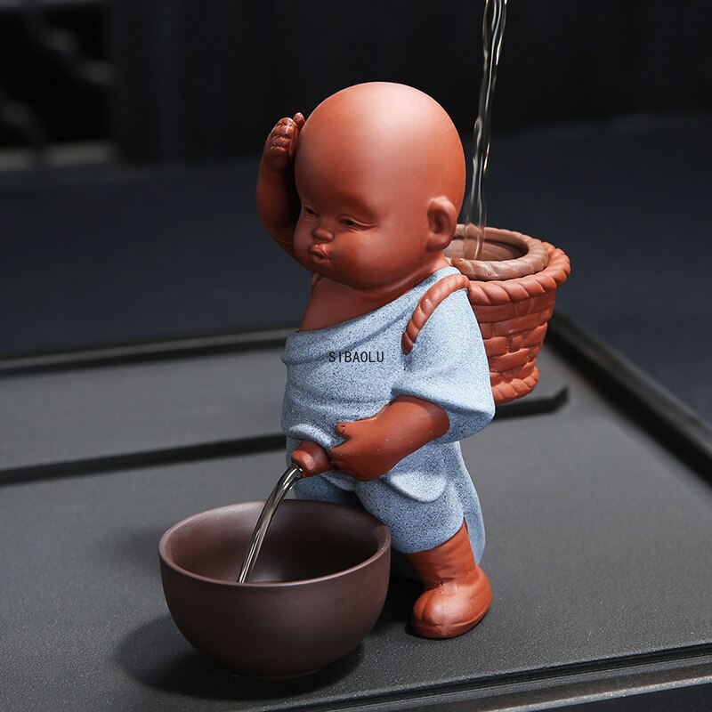 Adornos de mascota de té de arena púrpura Little Monk Ceramices Ceramic Play Peeing Doll Set Pugeing Water Spray Accesorios