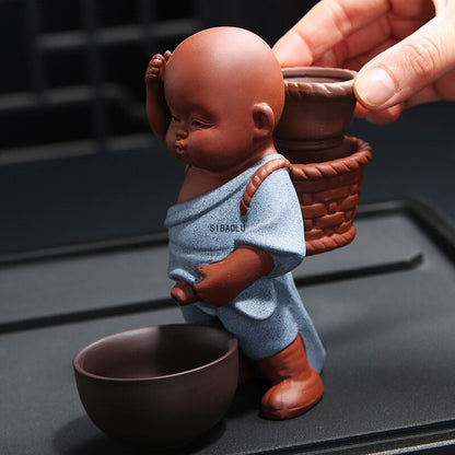 Ornamentos de chá de pão de areia roxa pequenas figuras de cerâmica de monge brincando xixi de chá de boneca com acessórios de spray de água