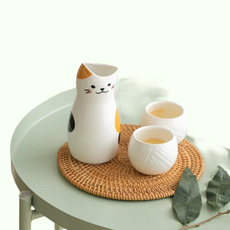 3PCS Maneki Neko Ceramic Sake Set Japanese Lucky Cat Wine Set (1 Tekkuri Bottle 300ml 2 Ochoko Cups) Søt vinglasspotten Bar Set