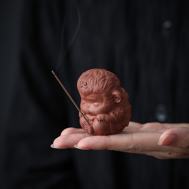 Hadiah Chinoiserie Keramik Ungu Clay Pottery Monking King Sun Wukong Monyet Monyet Tongkat Kerajinan Aromaterapi Teh Pet Desk Dekorasi