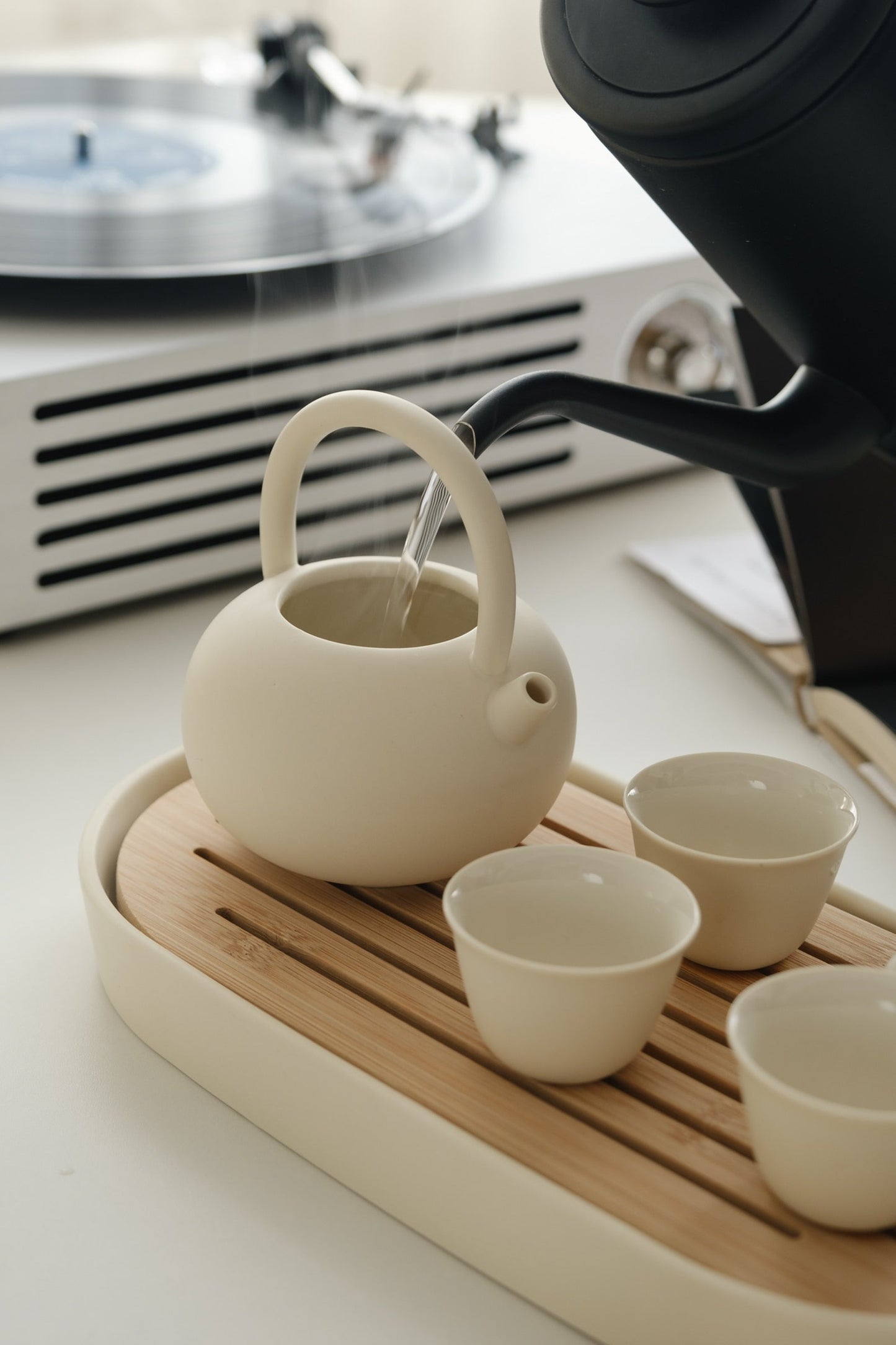 Kungfu Tea Set dengan Loop Handle Infuser, Warm Matte Cream Glaze, dengan baki sajian bambu, hadiah ulang tahun/pesta