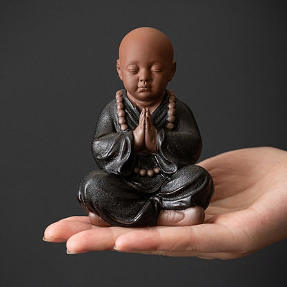 Pottería negra monjes budistas figuras en miniatura de la estatua de la estatua de la estatua del buda adornos de hadas meditación del jardín del hogar decoración docor