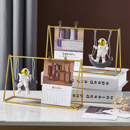 Kawaii Room Decoration Home Accessories Resin Udsmykning Astronaut Model Swing Kalender Figurer Kontor Desk dekorativ gave