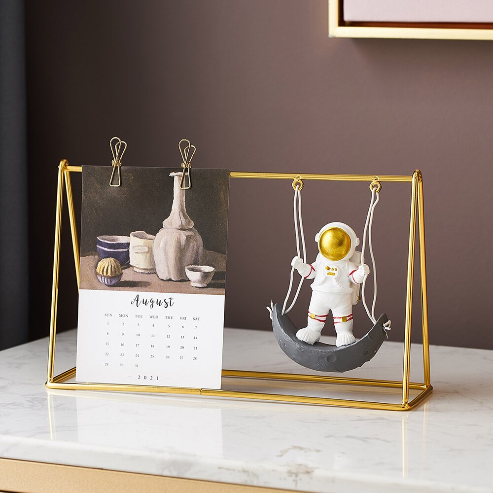 Kawaii Raumdekoration Wohnaccessoires Harz Verzierung Astronaut Modell Schaukel Kalender Figuren Büro Schreibtisch Dekoratives Geschenk 