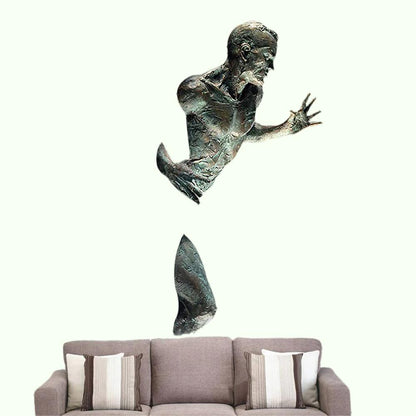 Imitation Copper Resin Ornament Abstrak watak dinding seni memanjat lelaki 3d melalui patung patung dinding
