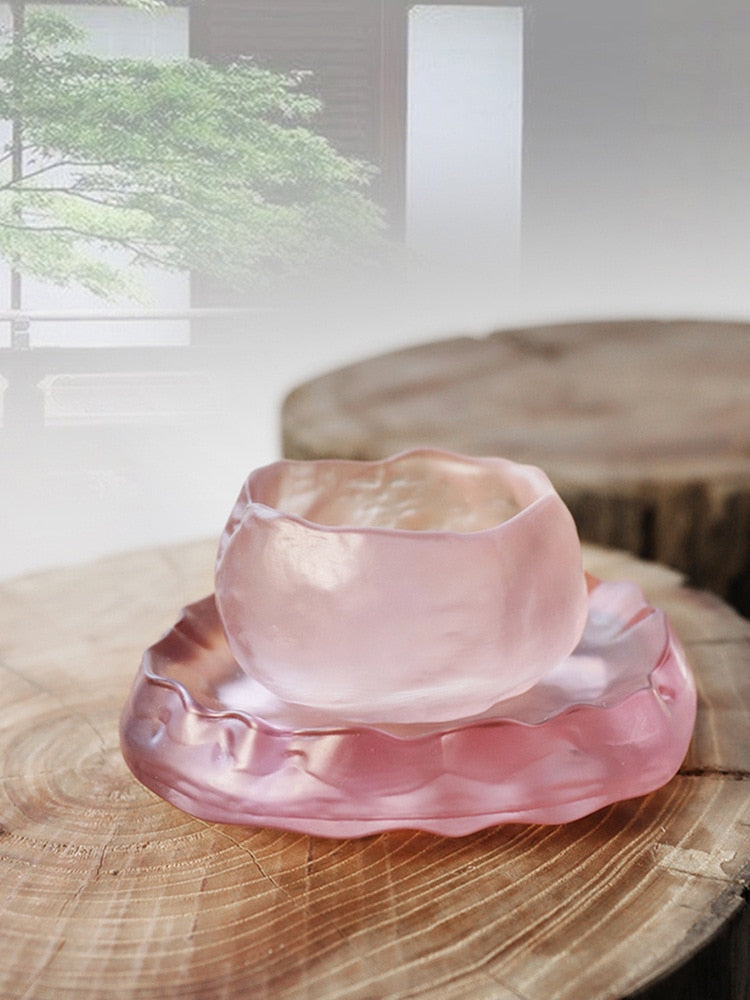 Vaaleanpunaiset kupit käsintehtyjen lasillisten japanilaistyylisten ensimmäisen lumimestarin vaaleanpunaisten teekuppien Kung fu -kupit