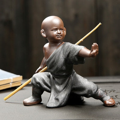 פסל פיסול נזיר קטן קרמיקה קישוט בית מלאכה בסגנון סיני סט תה פסל בודהה פסל המתנה הטובה ביותר