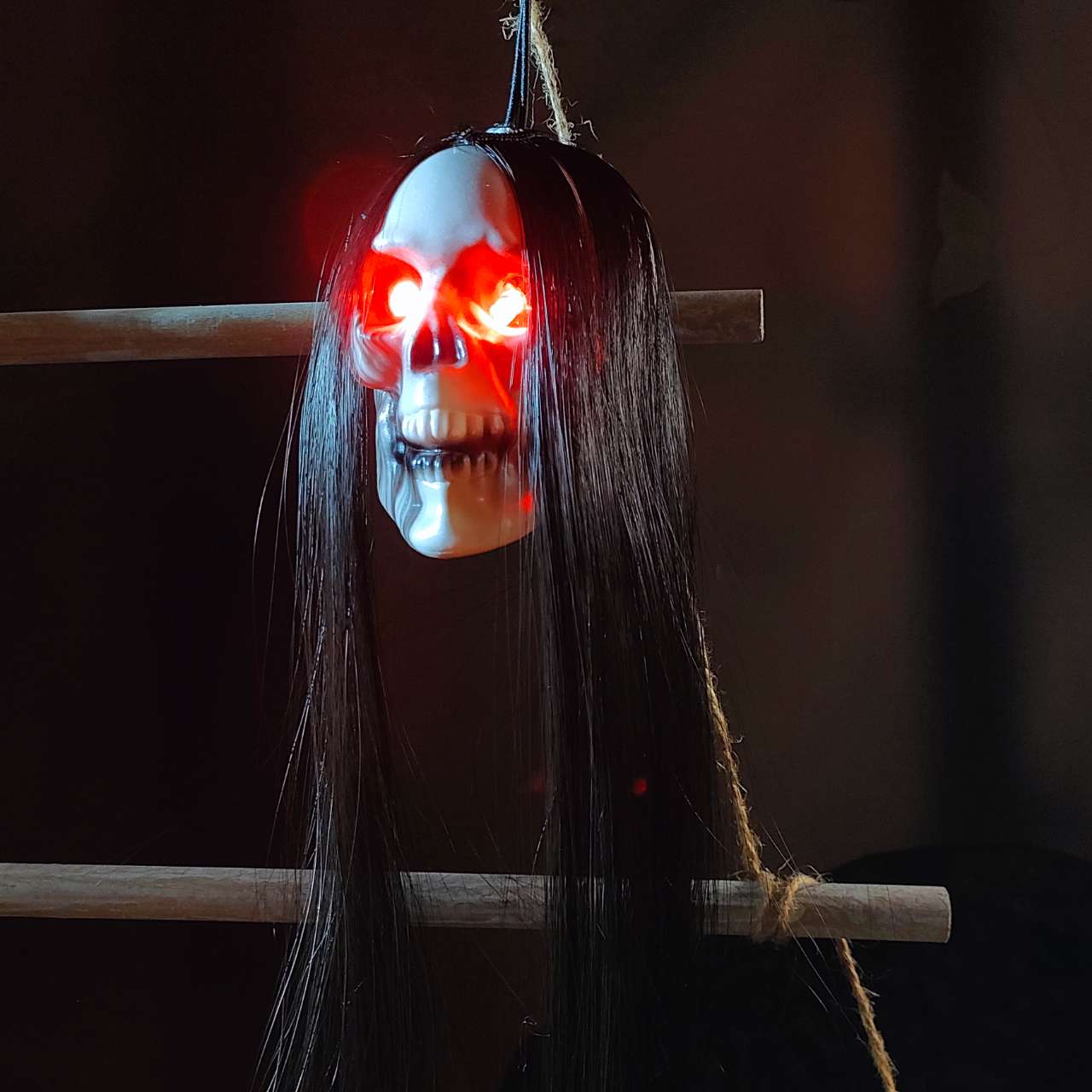 Halloween hengende spøkelsesskalle med langt hår glødende øyne terror hodeskalle spøkelseshus hode skjelett rekvisitter 2023 Halloween dekorasjon