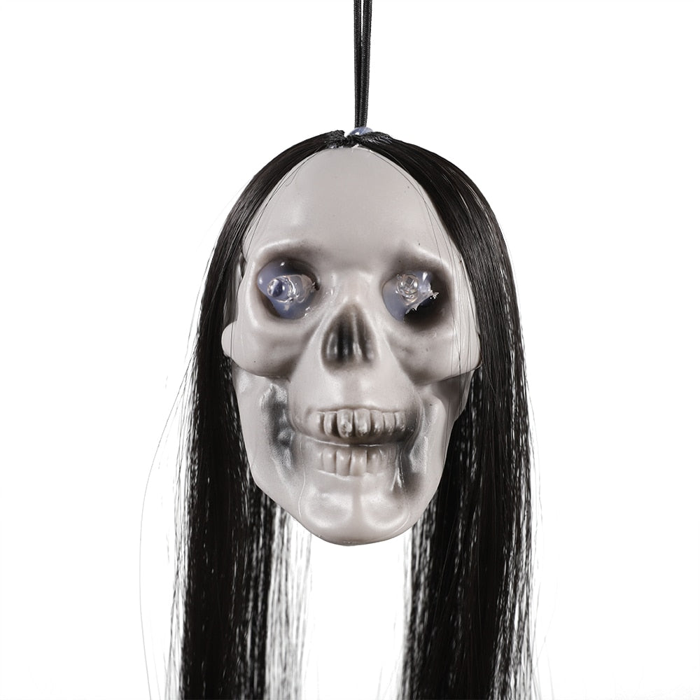 Halloween Hängender Geisterschädel mit langen Haaren leuchtende Augen Terrorschädel Geisterhauskopf Skelett Requisiten 2023 Halloween-Dekoration 