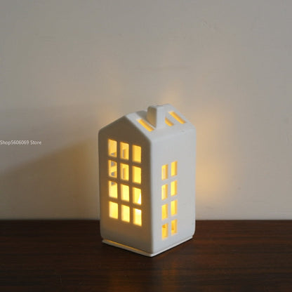 Skandinavisk stil Small House Candle Holder Ceramic Hollowed Out Architectural Wax Holder Pure White Home Accessories Lamp