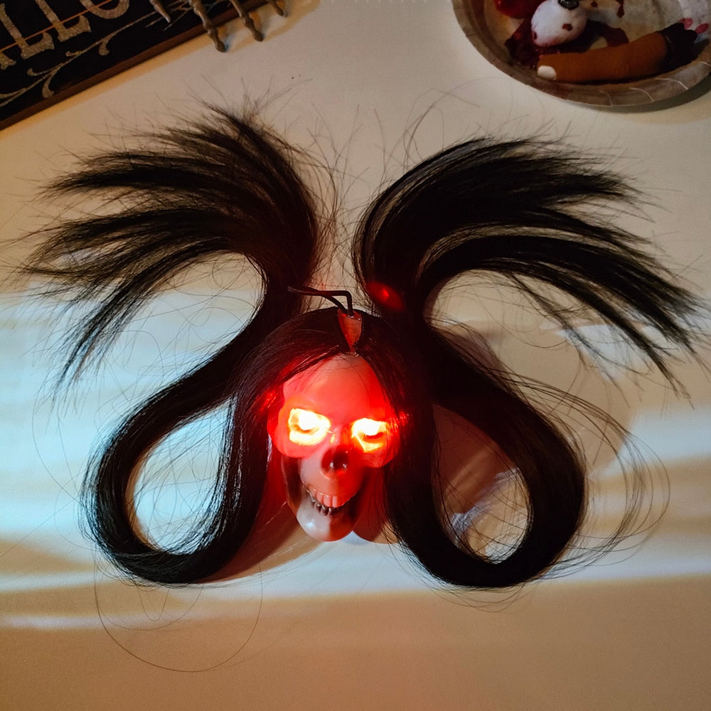 Хэллоуин подвесной череп с длинными волосами светящимися глазами террор череп призрак дома голова скелета реквизит 2023 Хэллоуин
