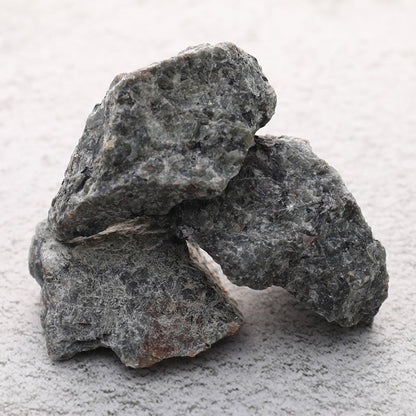 Syénite de pierre de feu de flamme naturelle contenant du cristal brut minéral de sodalite fluorescente UV à ondes longues 365NM spécimens de collection