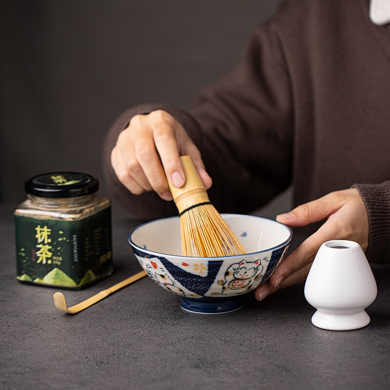 Japansk nydelig keramisk matcha -skål med bambus visp og chasenholder