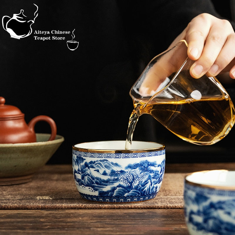جينغدتشن كوب رئيسي مطلي يدويًا باللونين الأزرق والأبيض مرصع بمجموعة شاي الكونغ فو من السيراميك الذهبي، كوب شاي، وعاء شاي راقي
