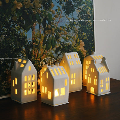 Kleiner Haus-Kerzenhalter im skandinavischen Stil, ausgehöhlte Keramik, architektonischer Wachshalter, reinweiße Wohnaccessoires-Lampe 