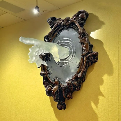 Geist im Spiegel Wandschild Halloween Horror Skulptur Teufelshand leuchtender Displayspiegel Kunstharz Kunsthandwerk Heimdekoration Neu 2023 