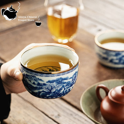 Jingdezhen 손으로 그린 ​​파란색과 흰색 조경 마스터 컵은 골드 세라믹 쿵푸 티 세트, 티 컵, 고급 티 보울과 함께합니다.