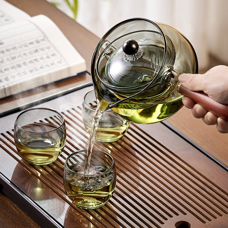 Lasi teekannu puukahvalla kiinalainen teeseremonia puhdas tee kung fu tea läpinäkyvä teekuvat